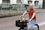 Haarlem 31 augustus 2025
Raymond Mens met hondje op de fiets in het centrum van Haarlem .