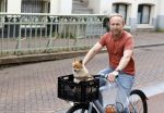 Haarlem 31 augustus 2025
Raymond Mens met hondje op de fiets in het centrum van Haarlem .