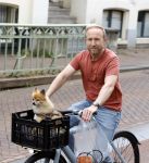 Haarlem 31 augustus 2025
Raymond Mens met hondje op de fiets in het centrum van Haarlem .