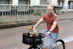 Haarlem 31 augustus 2025
Raymond Mens met hondje op de fiets in het centrum van Haarlem .