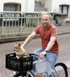 Haarlem 31 augustus 2025
Raymond Mens met hondje op de fiets in het centrum van Haarlem .