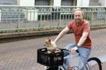 Haarlem 31 augustus 2025
Raymond Mens met hondje op de fiets in het centrum van Haarlem .