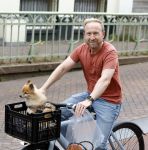 Haarlem 31 augustus 2025
Raymond Mens met hondje op de fiets in het centrum van Haarlem .