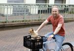 Haarlem 31 augustus 2025
Raymond Mens met hondje op de fiets in het centrum van Haarlem .