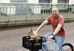 Haarlem 31 augustus 2025
Raymond Mens met hondje op de fiets in het centrum van Haarlem .