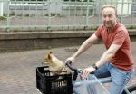 Haarlem 31 augustus 2025
Raymond Mens met hondje op de fiets in het centrum van Haarlem .