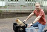 Haarlem 31 augustus 2025
Raymond Mens met hondje op de fiets in het centrum van Haarlem .