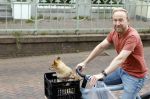 Haarlem 31 augustus 2025
Raymond Mens met hondje op de fiets in het centrum van Haarlem .