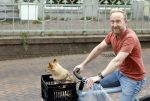 Haarlem 31 augustus 2025
Raymond Mens met hondje op de fiets in het centrum van Haarlem .
