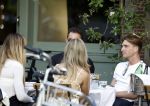 Amsterdam 27 junim 2025
Robbert Rodenburg met Jutta Leerdam  en vrienden op terras in het centrum van Amsterdam