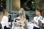 Amsterdam 27 junim 2025
Robbert Rodenburg met Jutta Leerdam  en vrienden op terras in het centrum van Amsterdam