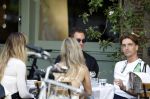 Amsterdam 27 junim 2025
Robbert Rodenburg met Jutta Leerdam  en vrienden op terras in het centrum van Amsterdam