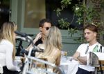 Amsterdam 27 junim 2025
Robbert Rodenburg met Jutta Leerdam  en vrienden op terras in het centrum van Amsterdam