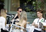 Amsterdam 27 junim 2025
Robbert Rodenburg met Jutta Leerdam  en vrienden op terras in het centrum van Amsterdam
