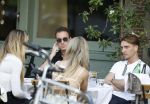 Amsterdam 27 junim 2025
Robbert Rodenburg met Jutta Leerdam  en vrienden op terras in het centrum van Amsterdam