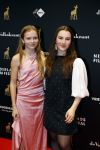 Utrecht 26 september 2025
Premiere voor de meisjes tijdens openingsavond Filmdagen Utrecht 2025 in de stadsschouwburg .  Rosa v Leeuwen en Frederique v Baarsen