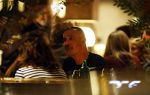 Amsterdam 11 september 2025
Linda de Mol Jeroen Rietbergen Noa Vahle Julian Vahle en zijn vriendin Chelsea Weimar zijn gezellig uitetetn in de nieuwe Hotspot van Amsterdam Restaurant Toet . Ook Ruud Gullit en zijn vriendin Karin de Rooij waren aanwezig .