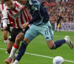 Eindhoven, 21 September 2025
PSV-AJAX, Eindstand 2-2
Kompetitie seizoen 2025-2026
Sergino Dest met Mika Godts