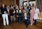 Amsterdam 26 september 2025
Boekpresentatie Simone v d Ende in restaurant Rijks . Chantal Janzen ontvangt het eerste boek .
