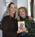 Amsterdam 26 september 2025
Boekpresentatie Simone v d Ende in restaurant Rijks . Chantal Janzen ontvangt het eerste boek .