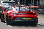 Amsterdam 26 augustus 2026
Logo's van de winkels op de pc hooftstraat . DE Winkelstraat van Nederland . Speciale Porsche 911 van Steven Bergwijn