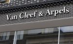 Amsterdam 26 augustus 2026
Logo's van de winkels op de pc hooftstraat . DE Winkelstraat van Nederland . Van Cleewf & Arpels