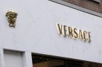 Amsterdam 26 augustus 2026
Logo's van de winkels op de pc hooftstraat . DE Winkelstraat van Nederland . Versace