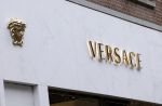Amsterdam 26 augustus 2026
Logo's van de winkels op de pc hooftstraat . DE Winkelstraat van Nederland . Versace