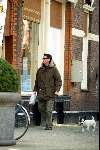 Amsterdam 21 oktober 2003

Barry Hay met hond  op cornelis schuytstraat

© Copyright: Fotopersbureau Peter Smulders BV