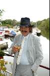 Hilversum 9 oktober 2003
Presentatie cd Johnny Hoes in Wilschut
Bennie Jolink met hoed met glas wijn