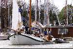 Muiden 6 mei 2001

Groene Draeck vaart de haven van Muiden uit.

© Copyright: Fotopersbureau Peter Smulders BV