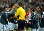 Eindhoven 26 Oktober 2003
PSV-AJAX, eindstand 2-2

Ibrahimovic in gesprek met scheidsrechter Braamhaar
rechts Maxwell en Escude

© Copyright: Fotopersbureau Peter Smulders BV