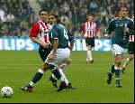 Eindhoven 26 Oktober 2003
PSV-AJAX, eindstand 2-2

Escude en Mark v Bommel & Rafael v d Vaart

© Copyright: Fotopersbureau Peter Smulders BV