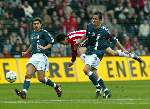 Eindhoven 26 Oktober 2003
PSV-AJAX, eindstand 2-2

Galasek, Escude en Park

© Copyright: Fotopersbureau Peter Smulders BV