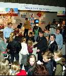 Eindhoven 23 oktober 2003
Nieuwe parfum voor JIM Idols uitgereikt bij de ZNB
Met Hans de Vet van License Cosmetics BV die het eerste flesje overhandigde