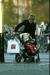 Amsterdam 23 oktob er 2003
Prinses Annette met dochter  Prinses Isabelle