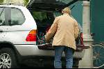 Amsterdam 19 oktober 2003
Jack Spijkerman met boodschappen en heel veel bier
Bij zijn BMW X5