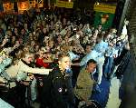 Eindhoven 23 oktober 2003
Nieuwe parfum voor JIM Idols uitgereikt bij de ZNB
Rechts van hem z\'n vader
