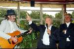 Hilversum 9 oktober 2003
Presentatie cd johnny hoes in wilschut
Johnny Hoes met zoon Adriaan Hoes en Bennie Jolink