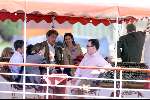 Amsterdam13 mei 2001
varen met radarboot Kapitein Kok en hun vrienden.
Prins Maurits Prinses Marilene een  sigaret rokend Mabel Wisse Smit (L)
