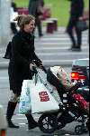 Amsterdam 23 oktober 2003
Prinses Annette met dochter  Prinses isabelle
aan het shoppen