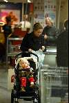 Amsterdam 23 oktob er 2003
Prinses Annette met dochter  Prrinses isabelle
aan het shoppen