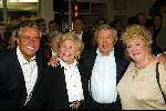 Hilversum 9 oktober 2003
Presentatie cd Johnny Hoes in wilschut
Johnny Hoes met zoon Adriaan en Ria Alberti