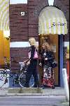 Amsterdam 7 oktober 1999
Estelle Gullit terug van de kapper samen met Angela Kluivert