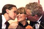 Den Haag 12 oktober 1999
Feest voor ANNEKE GRONLOH hier samen met haar man en zoon