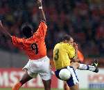 Amsterdam 9 oktober 1999 ARENA
Vriendschappelijke interland
NEDERLAND-BRAZILIE, eindstand 2-2
Patrick Kluivert in duel metAntonio Carlos