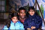 16 Oktober 1999 Biddinghuizen.
Opening Snow Village.
Aron Winter met zijn dochters.