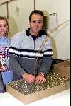 Kerkrade 23 Oktober1999
Frans Bauer met zijn parfum.
Frans Bauer vult zijn flesjes parfum.