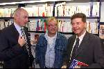 Amsterdam 9 oktober 1999 ARENA
Vriendschappelijke interland
NEDERLAND-BRAZILIE, eindstand 2-2
Voor aanvang uitreiking boek Frits Barend hier samen met Youp v \'t Hek en Michael v Praag



PETER SMULDERS BV