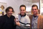 Kerkrade 23-10-1999
Frans Bauer met zijn parfum.
Hado Cosmetics. Hans de Vet (links)